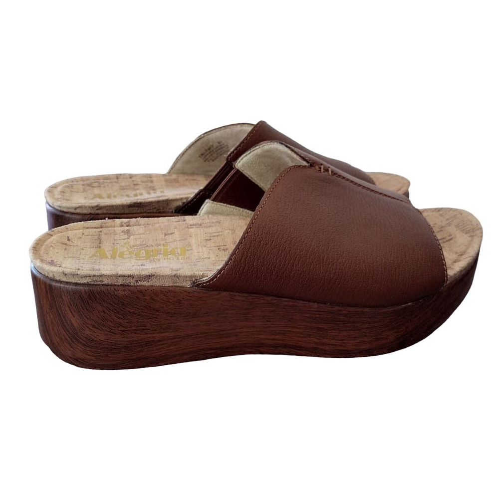 Alegria LIKE-NEW Triniti Brown Faux Wood Platform Flatform Wedge Slip-On Sandals